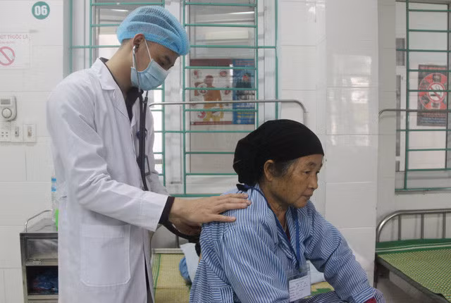 Người bệnh phổi tắc nghẽn mạn tính nên ăn uống điều ffooj theo chỉ định của bác sĩ.