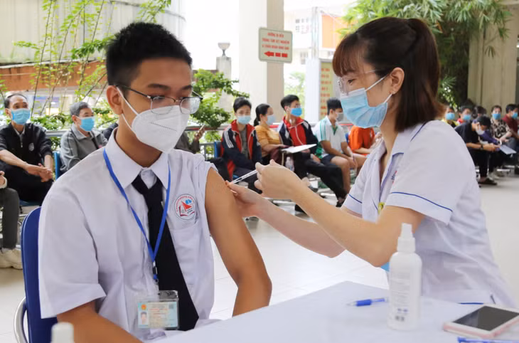 Nhân viên y tế Bệnh viện Đa khoa tỉnh tiêm vắc-xin phòng Covid-19 cho trẻ em từ 12-17 tuổi trên địa bàn TP Hạ Long.