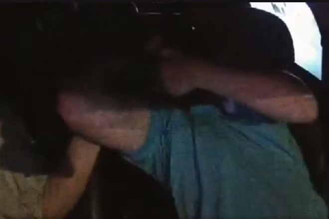 Đối tượng kẹp cổ, hành hung tài xế taxi hiện đã bị Công an phường Tân Thành tạm giữ để điều tra. Ảnh cắt từ clip