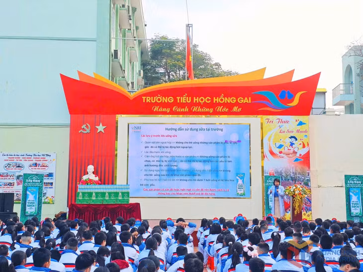 Trước khi chính thức triển khai, Nhà trường đã mời Chuyên khoa 1 từ Viện Nghiên cứu Dinh dưỡng TP Hồ Chí Minh về tập huấn trực tiếp cho thầy cô và học sinh, giúp trang bị kiến thức về dinh dưỡng học đường, cách uống sữa đúng quy cách để hấp thụ tối đa dưỡng chất và đảm bảo an toàn vệ sinh.