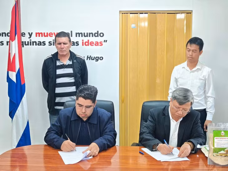 Đại sứ Lê Quang Long và Thứ trưởng Nông nghiệp Cuba Telce González Morera ký biên bản bàn giao.