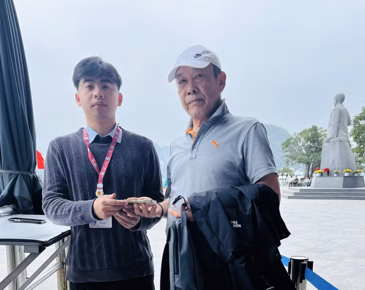 Ngày 12/2, Đội công tác Ti Tốp - Soi Sim trả lại điện thoại cho du khách Hàn Quốc để quên trên đảo.