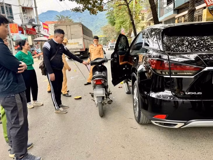 Lực lượng chức năng khám nghiệm hiện trường, điều tra nguyên nhân vụ tai nạn giao thông do tài xế mở cửa xe không quan sát - Ảnh: Công an tỉnh Phú Thọ