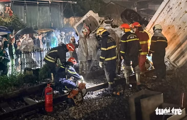 Hơn 21h, cảnh sát phòng cháy chữa cháy và cứu nạn cứu hộ tiếp tục giải phóng hiện trường và đưa nạn nhân mắc kẹt ra ngoài - Ảnh: THIÊN KHÔI