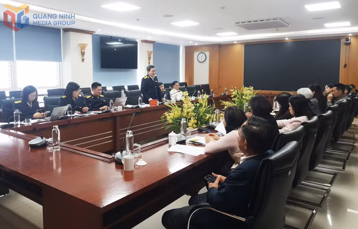 Thuế tỉnh Quảng Ninh đối thoại các doanh nghiệp sản xuất, chế biến, xuất khẩu dăm gỗ khu vực Cái Lân.