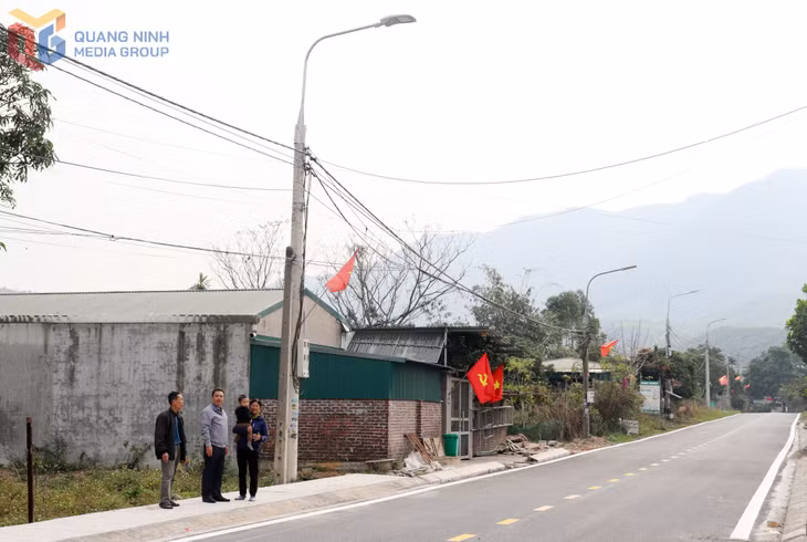 Tuyến đường 12 Khe, phường Vàng Danh hoàn thành, góp phần mở rộng không gian phát triển đô thị, tăng cường kết nối tới các điểm tham quan như đỉnh Phượng Hoàng, hồ 12 Khe... thúc đẩy phát triển du lịch, dịch vụ trên địa bàn.