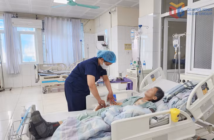 Điều dưỡng Khoa Hồi sức tích cực ung bướu, Trung tâm Ung bướu, Bệnh viện Bãi Cháy tận tình chăm sóc, điều trị cho người bệnh.