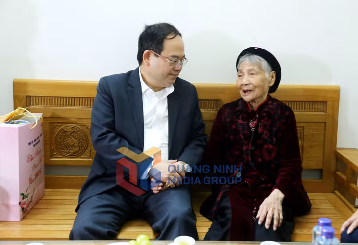 Đồng chí Bí thư Tỉnh ủy ân cần thăm hỏi đời sống, sức khỏe của Mẹ Việt Nam Anh hùng Nguyễn Thị Thực (phường Cao Xanh) (2-2026). Ảnh: Thu Chung