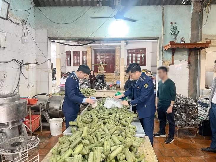 Lực lượng chức năng kiểm tra sản phẩm - Ảnh: Cục Quản lý và phát triển thị trường trong nước