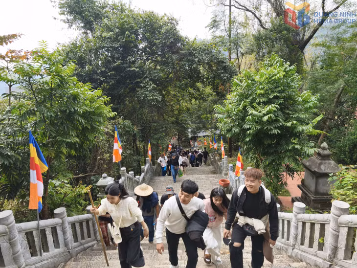 Du khách và Phật tử hành hương về Yên Tử trong mùa lễ hội xuân.