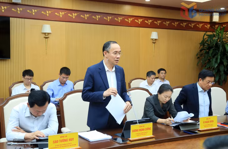 Đồng chí Dương Mạnh Cường, Chánh Văn phòng Tỉnh ủy, báo cáo tại hội nghị.