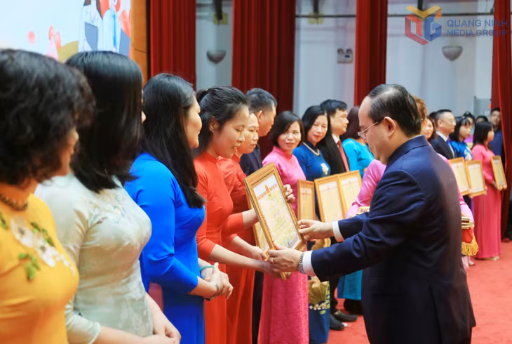 Đồng chí Bí thư Tỉnh ủy trao Bằng khen của UBND tỉnh cho các tập thể có thành tích xuất sắc
