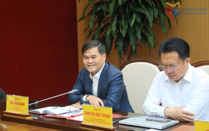 Đồng chí Bùi Văn Khắng, Phó Bí thư Tỉnh ủy, Chủ tịch UBND tỉnh, phát biểu tại hội nghị.