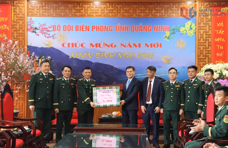 Đồng chí Chủ tịch UBND tỉnh chúc tặng quà cán bộ, chiến sĩ Ban Chỉ huy Bộ đội Biên phòng tỉnh.