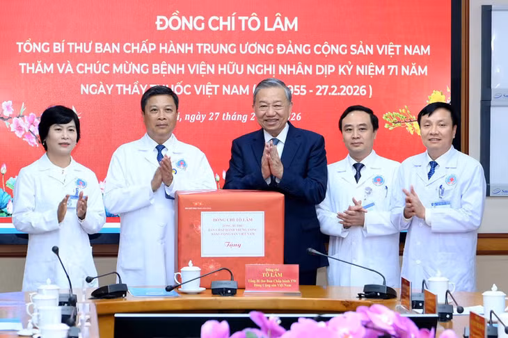 ổng Bí thư Tô Lâm trao quà tặng Bệnh viện Hữu Nghị, nhân dịp kỷ niệm 71 năm Ngày Thầy thuốc Việt Nam (27/2/1955-27/2/2026). Ảnh: Nhân dân