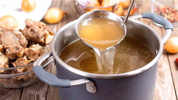 Sử dụng nước hầm xương cần hiểu rõ giá trị dinh dưỡng, lợi ích và những điểm cần lưu ý khi dùng thường xuyên.