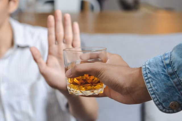 Từ chối chén rượu mừng khi phải lái xe ngày Tết không phải kém nhiệt tình, mà là lựa chọn văn minh và có trách nhiệm. Ảnh minh hoạ
