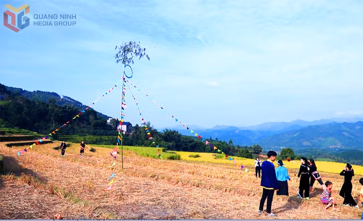 Trò chơi ném còn thường được các xã Bình Liêu, Lục Hồn, Hoành Mô... tổ chức dịp Tết trên các thửa ruộng sau khi thu hoạch lúa.