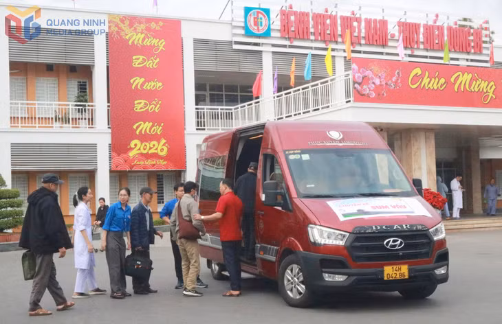 “Chuyến xe sum vầy” đưa người bệnh có hoàn cảnh khó khăn về nhà đón Tết.