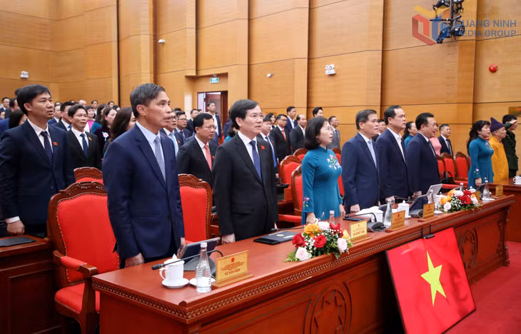 Các đại biểu thực hiện nghi thức chào cờ.