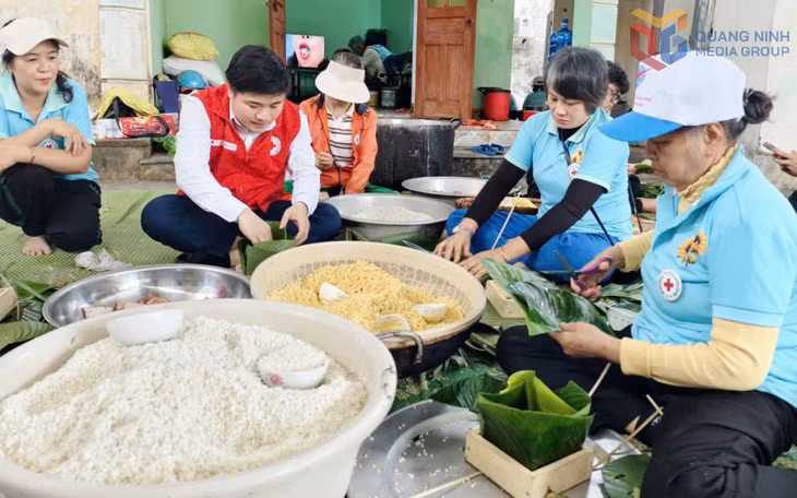 Hội Chữ thập đỏ tỉnh cùng Nhóm Từ thiện Hoa Hướng Dương gói bánh chưng tặng cho người yếu thế phường Việt Hưng dịp Tết Nguyên đán Bính Ngọ 2026.