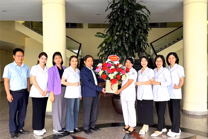 Đồng chí Nguyễn Tuấn Anh, Chủ tịch HĐQT Công ty, tặng hoa chúc mừng Bộ phận y tế Công ty.