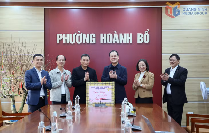 Đồng chí Trưởng Ban Nội chính Tỉnh uỷ thăm, tặng quà Tết cán bộ, đảng viên và nhân dân phường Hoành Bồ.