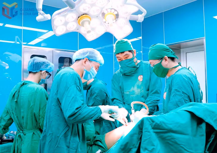 Các y, bác sĩ Bệnh viện ĐKKV Đông Triều thực hiện ca phẫu thuật cho người bệnh.