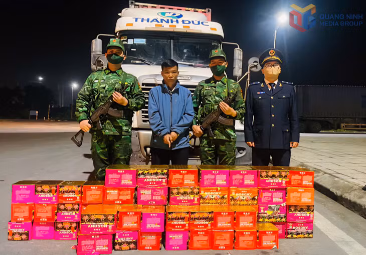 Lực lượng Biên phòng, Hải quan bắt giữ đối tượng vận chuyển 165kg pháo nổ qua cửa khẩu Bắc Luân 2, ngày 26/1/2026.