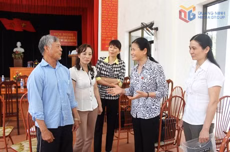 Đồng chí Đỗ Thị Hoàng, Nguyên Phó Bí thư Thường trực Tỉnh ủy, Trưởng Đoàn Đại biểu Quốc hội tỉnh khóa XIII trò chuyện với cử tri huyện Hoành Bồ, tháng 5/2014.