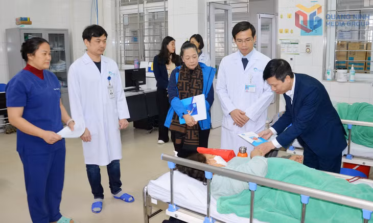 Phó Giám đốc BHXH tỉnh Nguyễn Huy Thông thăm hỏi, tặng quà cho bệnh nhân hoàn cảnh khó khăn đang điều trị tại Khoa Thận - Lọc máu, Bệnh viện Bãi Cháy.