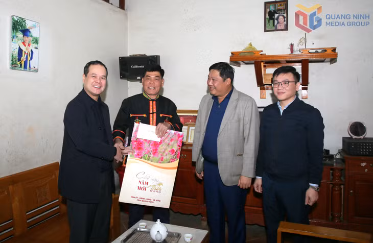 Trưởng Ban Nội chính Tỉnh uỷ cùng lãnh đạo xã Quảng La thăm, tặng quà Tết cho ông Bàn Sinh Hương, Bí thư Chi bộ, Trưởng thôn Tân Lập, xã Quảng La.