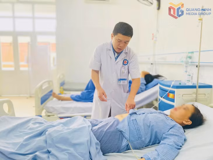 Bác sĩ CKI Trịnh Văn Thủy, Trưởng khoa Ngoại, Bệnh viện ĐKKV Tiên Yên thăm khám, theo dõi tình trạng sức khỏe cho người bệnh.