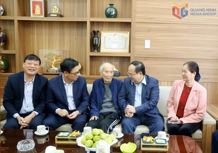 Đồng chí Quản Minh Cường, Ủy viên Trung ương Đảng, Bí thư Tỉnh ủy, Trưởng Đoàn ĐBQH tỉnh ần cần hỏi thăm sức khỏe, trò chuyện với Nguyễn Ngọc Đàm, cán bộ lão thành cách mạng, đảng viên 70 năm tuổi Đảng.