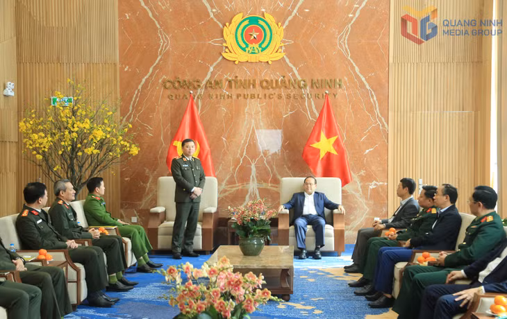 Đồng chí Nguyễn Tiến Trung, Giám đốc Công an tỉnh báo cáo tình hình trực Tết của Công an tỉnh.