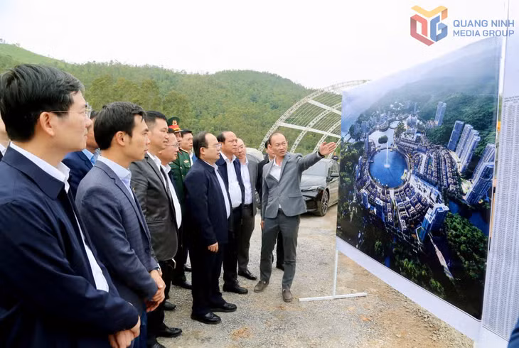 Đồng chí Quản Minh Cường, Ủy viên Trung ương Đảng, Bí thư Tỉnh ủy, Trưởng Đoàn ĐBQH tỉnh, cùng đoàn công tác của tỉnh nghe chủ đầu tư báo cáo dự án khu dịch vụ du lịch phức hợp cao cấp tại đặc khu Vân Đồn (ngày 15/12/2025).