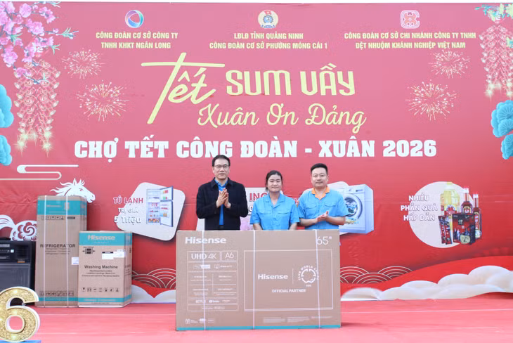 LĐLĐ tỉnh và Công ty TNHH KHKT Texhong Ngân Long tặng quà cho công nhân, người lao động may mắn trúng thưởng.