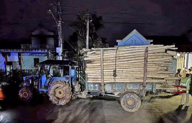 Hiện trường vụ tai nạn ở phường Phong Thái (TP Huế) giữa xe máy và xe chở keo tràm khiến hai học sinh tử vong