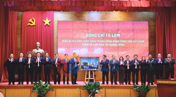 Tỉnh Quảng Ninh trân trọng tặng quà lưu niệm cho Tổng Bí thư Tô Lâm và Đoàn Ban Chấp hành Trung ương Đảng sau cuộc làm việc (1-2026). Ảnh: Đỗ Phương