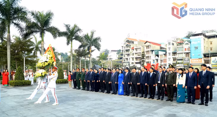 Đoàn đại biểu tỉnh dâng hoa tại Tượng đài đồng chí Vũ Văn Hiếu, Bí thư Đặc khu ủy đầu tiên Khu mỏ Quảng Ninh.