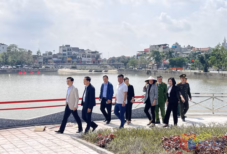Đoàn kiểm tra số 8 do Sở Xây dựng chủ trì kiểm tra công tác đảm bảo ANTT, vệ sinh môi trường tại hồ Công Viên (phường Uông Bí), khu vực sẽ diễn ra chương trình thả đèn hoa đăng và bắn pháo hoa đêm giao thừa.