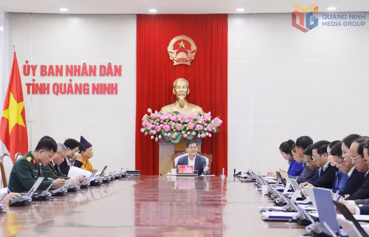 Đồng chí Bùi Văn Khắng, Phó Bí thư Tỉnh uỷ, Chủ tịch UBND tỉnh phát biểu chỉ đạo tại cuộc họp.