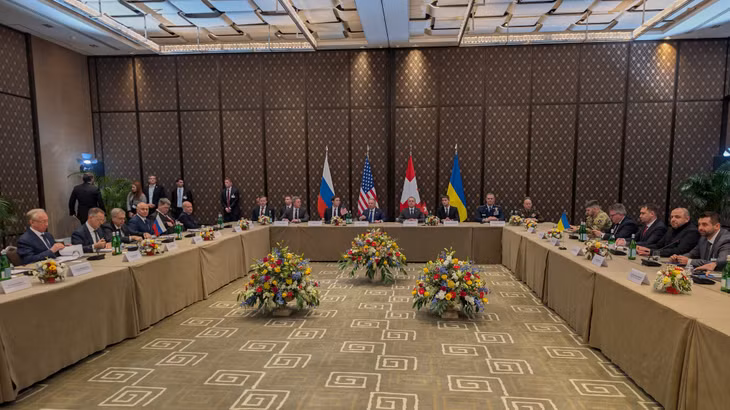 Phái đoàn Ukraine (bên phải) và phái đoàn Nga (bên trái) tham dự vòng đàm phán hoà bình do phái đoàn Mỹ (ở giữa) làm trung gian tại Geneva, Thụy Sĩ. Ảnh : AP