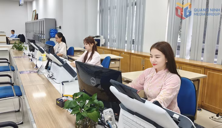 Tất cả các bộ phận làm việc tại Trung tâm Phục vụ Hành chính công tỉnh đều giữ tinh thần thái độ làm việc tập trung, nghiêm túc, thân thiện, nỗ lực làm hài lòng người dân, doanh nghiệp đến giải quyết công việc tại Trung tâm.