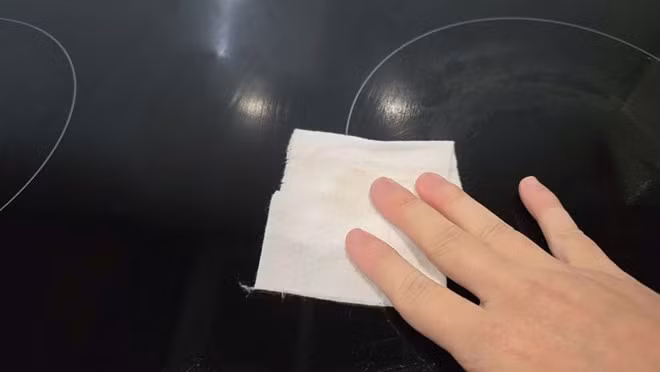 Một vài bí quyết giúp các bà nội trợ loại bỏ các vết dầu mỡ bám trên mặt kính bếp từ khá hiệu quả. Ảnh: Tuấn Đạt
