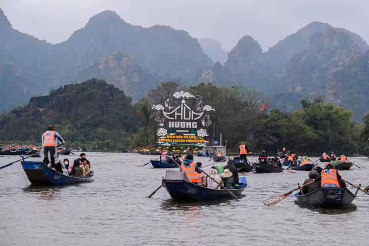 Lễ hội du lịch chùa Hương 2026 bổ sung đường dây nóng, miễn phí trông giữ xe dịch vụ và đẩy mạnh ứng dụng công nghệ phục vụ du khách. Ảnh: Chí Long