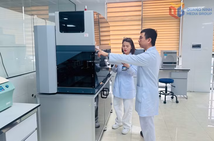 Cán bộ Trung tâm Kiểm soát bệnh tật tỉnh (Sở Y tế) rà soát, đối chiếu thiết bị. Ảnh: Cao Quỳnh