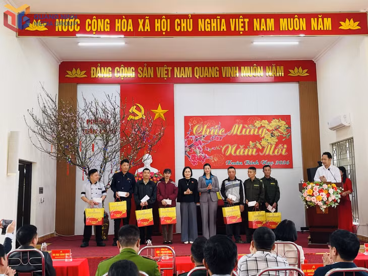 Đồng chí Trần Thị Kim Nhung, Ủy viên Thường trực Ủy ban Pháp luật của Quốc hội, Đại biểu Quốc hội tỉnh, tặng quà, chúc Tết người lao động có hoàn cảnh khó khăn tại phường Tuần Châu.