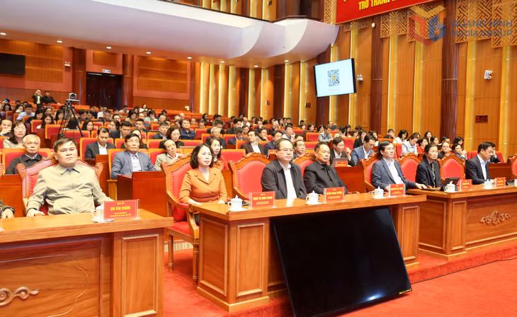 Đồng chí Quản Minh Cường, Ủy viên Trung ương Đảng, Bí thư Tỉnh ủy, Trưởng Đoàn ĐBQH tỉnh, cùng các đại biểu dự hội nghị qua truyền hình trực tuyến.