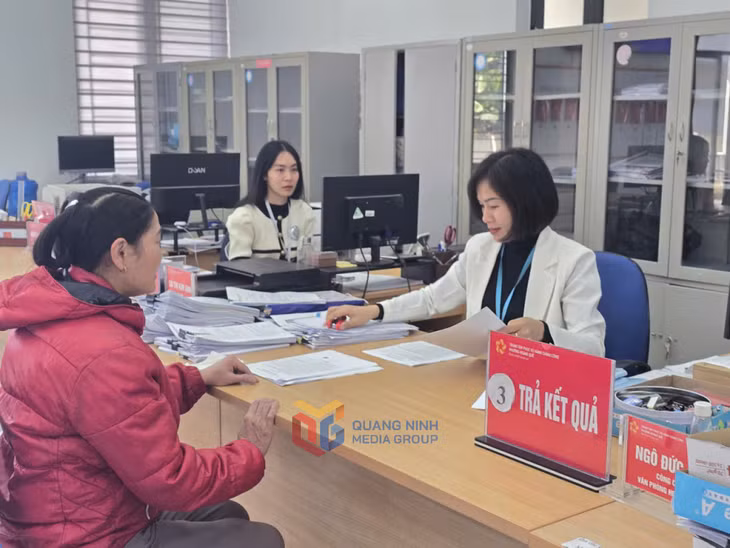 Cán bộ, công chức phường Hoàng Quế giải quyết thủ tục hành chính cho người dân.